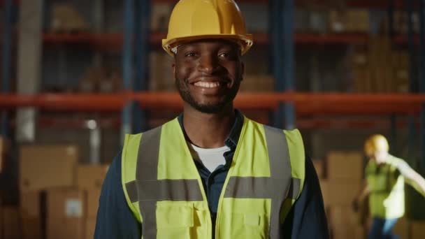 Retrato del trabajador de almacén — Vídeos de Stock