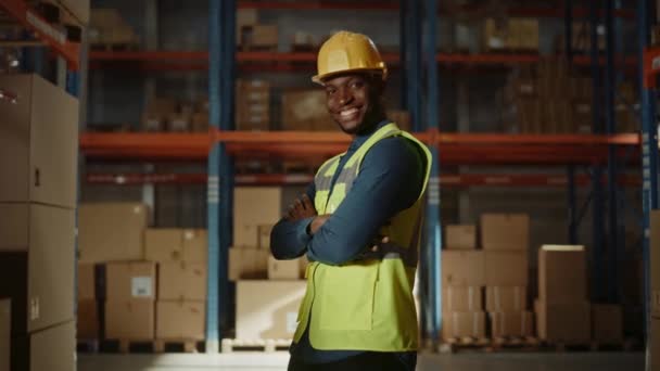 Retrato del trabajador de almacén — Vídeo de stock