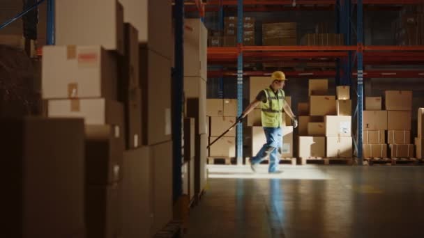 Работник склада использует ручную тележку для поддонов — стоковое видео
