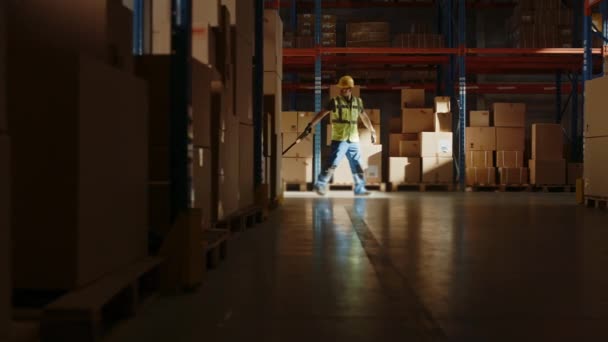 Trabajador de almacén utiliza transpaleta manual — Vídeo de stock