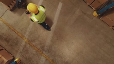 Üstten Aşağı Görünümlü Adam El Forklift İşletiyor