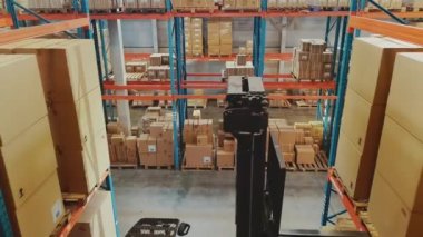 Yükseltilmiş Vurucu Forklift 'te çalışıyor.