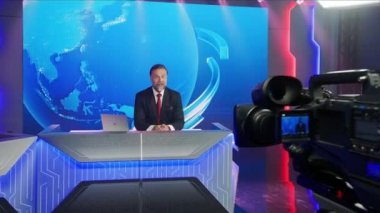 İçerideki Haber Stüdyosu Haber Sunucusu Sunar Sahnenin Arkası
