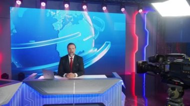 İçerideki Haber Stüdyosu Haber Sunucusu Sunar Sahnenin Arkası