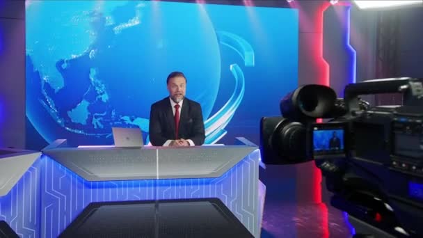 Inside News Studio Newscaster presenterar bakom kulisserna — Stockvideo
