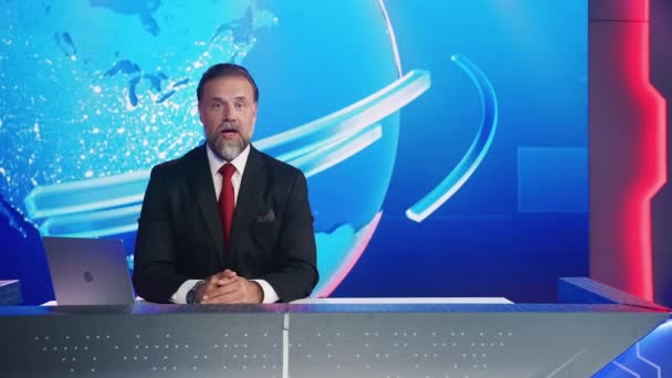 Δημοσιογράφος στο News Studio Μιλώντας και Παρουσιάζοντας — Αρχείο Βίντεο