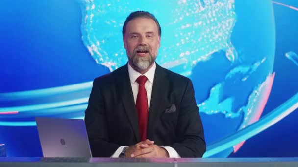 Newscaster Reporting dans News Studio — Video