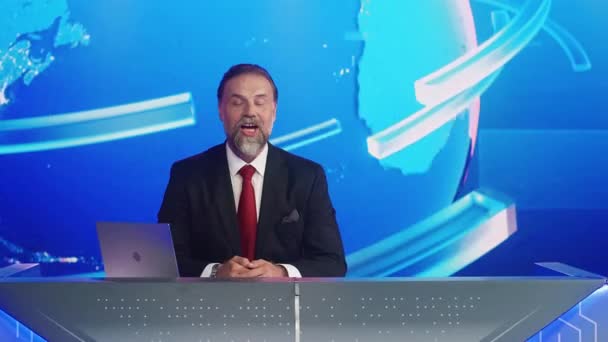 Newscaster Reporting in News Studio — Vídeo de Stock