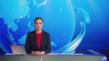 Haber stüdyosunda kadın haber spikeri konuşuyor.