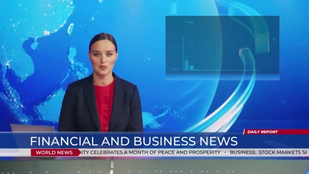 Mujer presentadora de noticias en estudio de noticias hablando — Vídeo de stock