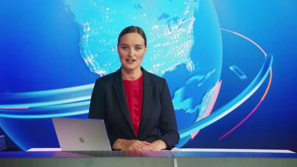 Newscaster Feminino em Notícias Estúdio Falando — Vídeo de Stock
