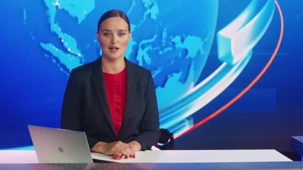 Mujer presentadora de noticias en estudio de noticias hablando — Vídeos de Stock