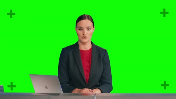 Mujer Periodista hablando pantalla verde Fondo Noticias Estudio — Vídeo de stock