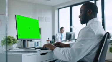 Tıbbi Doktor ve Hemşire Yeşil Ekran ile Bilgisayar Üzerinde Çalışıyor