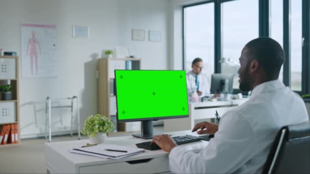 Médico y enfermera trabajan en la computadora con pantalla verde — Vídeos de Stock