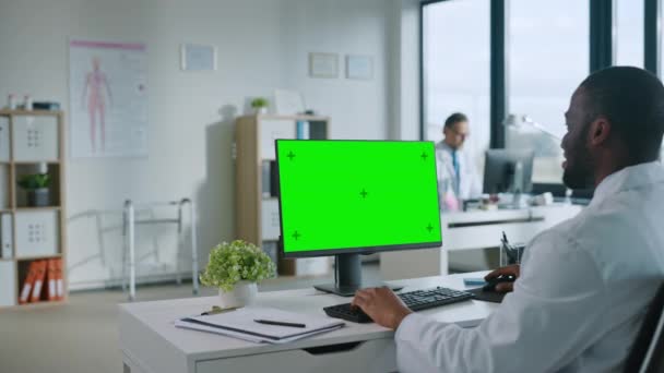 Lekarz medycyny i pielęgniarka Praca na komputerze z zielonym ekranem — Wideo stockowe