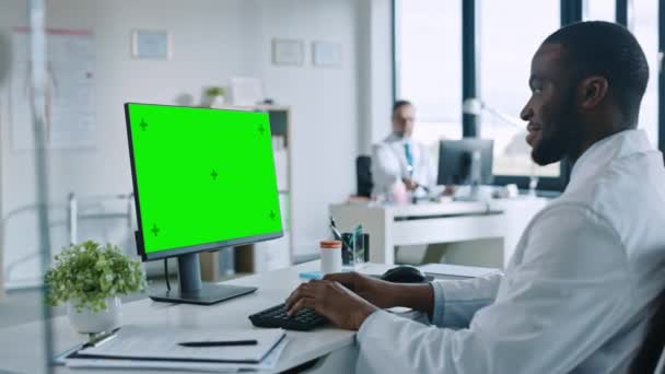 Medische arts en verpleegkundige werken op Computer met Green Screen — Stockvideo