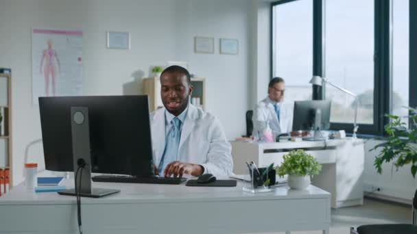 Médico trabaja en la computadora en la oficina del hospital — Vídeo de stock