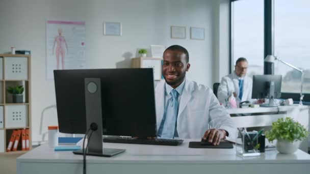 Médico trabalha no computador no escritório do hospital — Vídeo de Stock