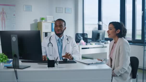 Médico conversa com paciente no consultório do hospital — Vídeo de Stock