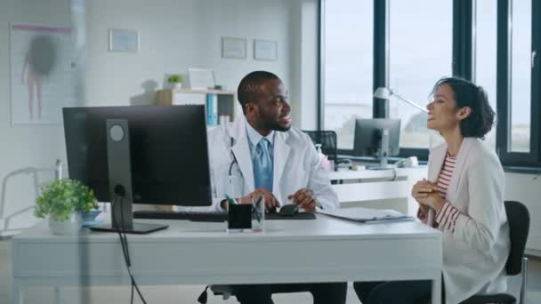 Médico habla con el paciente en la oficina del hospital — Vídeo de stock