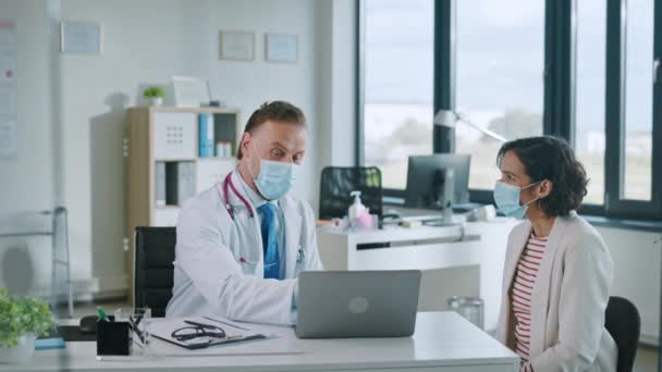 Arzt spricht mit Patient, der Gesichtsmasken trägt — Stockvideo