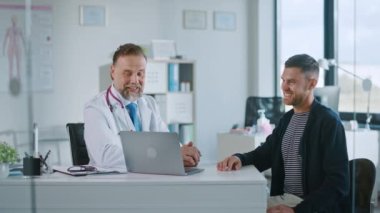 Tıp Doktoru, Hastanedeki Hastayla Konuşuyor