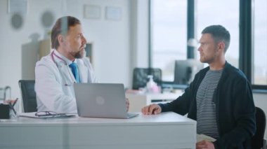 Tıp Doktoru, Hastanedeki Hastayla Konuşuyor