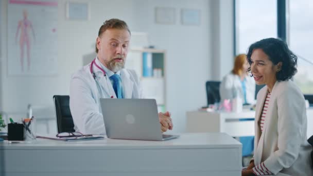 Lékař hovoří s pacientem v nemocničním oddělení — Stock video