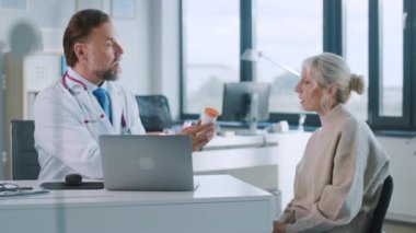 Tıp Doktoru, Hastanedeki Hastayla Konuşuyor