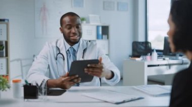 Bir Hastaya Mammografi Testi Sonuçlarını Açıklayan Tıp Doktoru