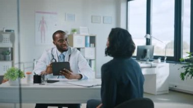 Tıp Doktoru, Hastanedeki Hastayla Konuşuyor