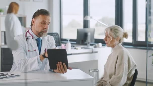 Le médecin discute avec le patient au bureau de l'hôpital — Video