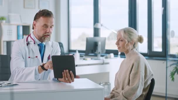 Medische dokter praat met patiënt in ziekenhuis kantoor — Stockvideo