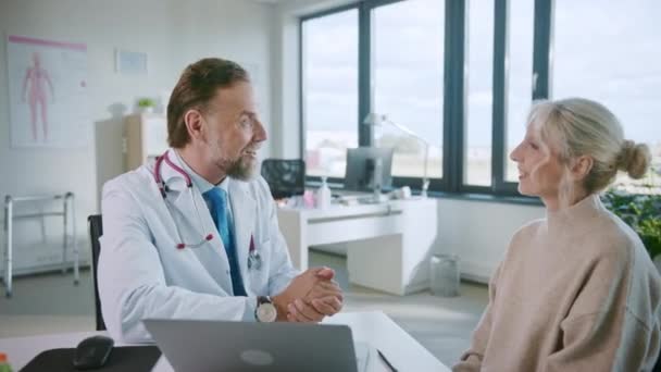Médico conversa com paciente no consultório do hospital — Vídeo de Stock