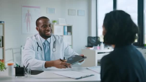 Ιατρός Εξηγώντας Τεστ Μαστογραφία Αποτέλεσμα σε έναν ασθενή — Αρχείο Βίντεο