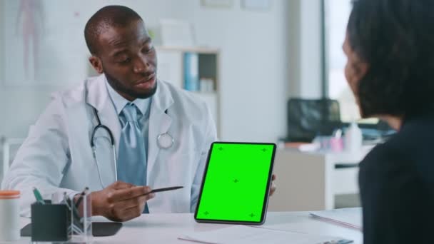 Médico habla con el paciente y el uso de pantalla verde Mock Up en la tableta — Vídeo de stock