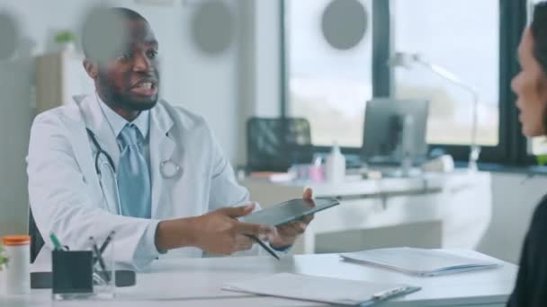 Medische arts legt mammografie Test Resultaat aan een patiënt uit — Stockvideo