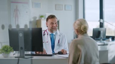 Tıp Doktoru, Hastanedeki Hastayla Konuşuyor