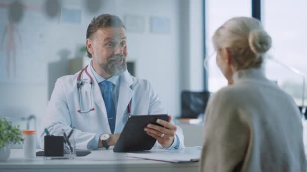 Médico conversa com paciente no consultório do hospital — Vídeo de Stock