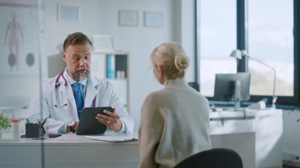 Médico conversa com paciente no consultório do hospital — Vídeo de Stock