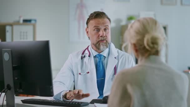 Médico conversa com paciente no consultório do hospital — Vídeo de Stock