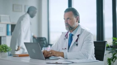 Tıp Doktoru Hastane Ofisinde Bilgisayarda Çalışıyor