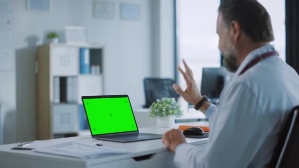 Медичний лікар робить відеодзвінок на комп "ютері з зеленим екраном — стокове відео