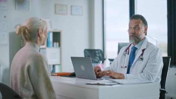 Médico conversa com paciente no consultório do hospital — Vídeo de Stock