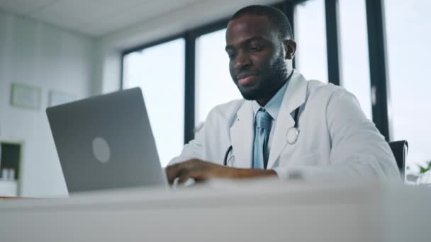 Läkare arbetar med dator på sjukhusets kontor — Stockvideo