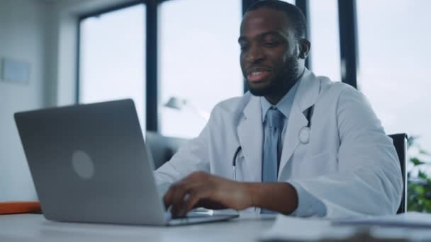 Médico médico hace videollamada en el ordenador portátil — Vídeo de stock