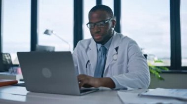 Tıp Doktoru Hastane Ofisinde Bilgisayarda Çalışıyor