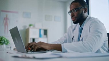 Tıp Doktoru Hastane Ofisinde Bilgisayarda Çalışıyor