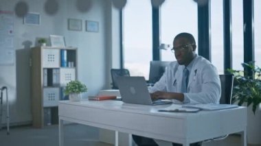 Tıp Doktoru Hastane Ofisinde Bilgisayarda Çalışıyor